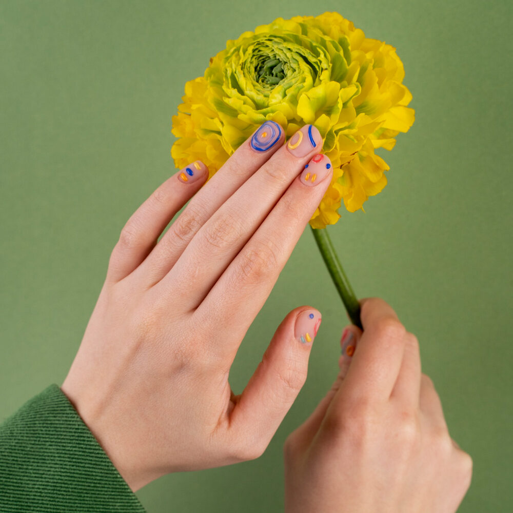 beautiful-manicure-yellow-flower-close-up