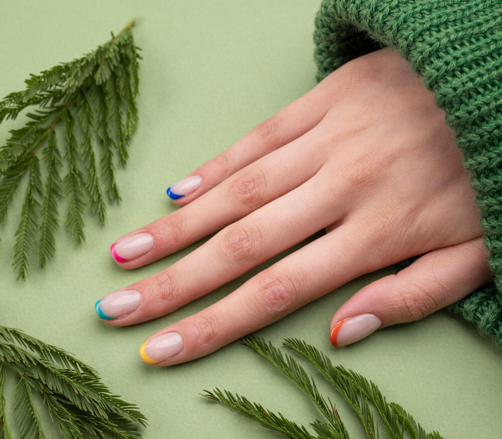 close-up-beautiful-manicure-leaves (1)